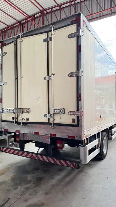 Caminhão Baú Frigorífico em Ótimo Estado - Foto 5