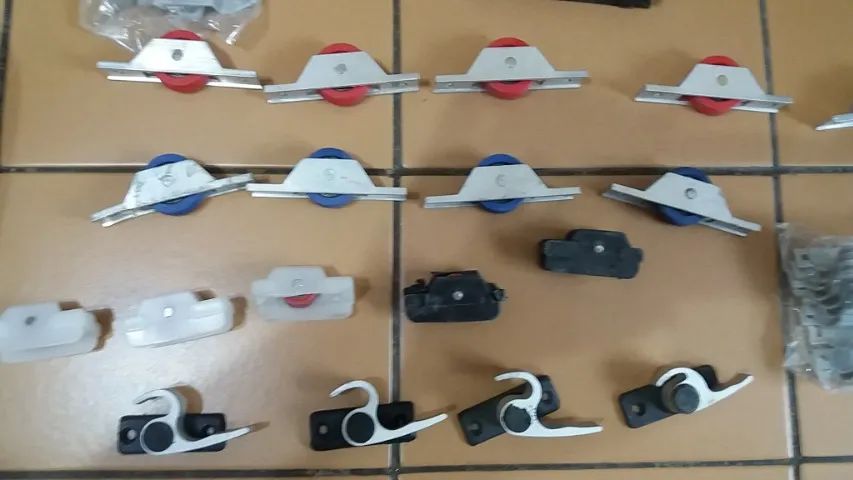Roldanas e Fechos para Portas e Janelas