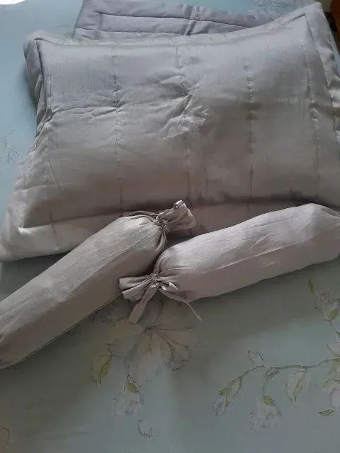 Fronhas cetim 85x65 cinza e Almofadas rolinho - Foto 2