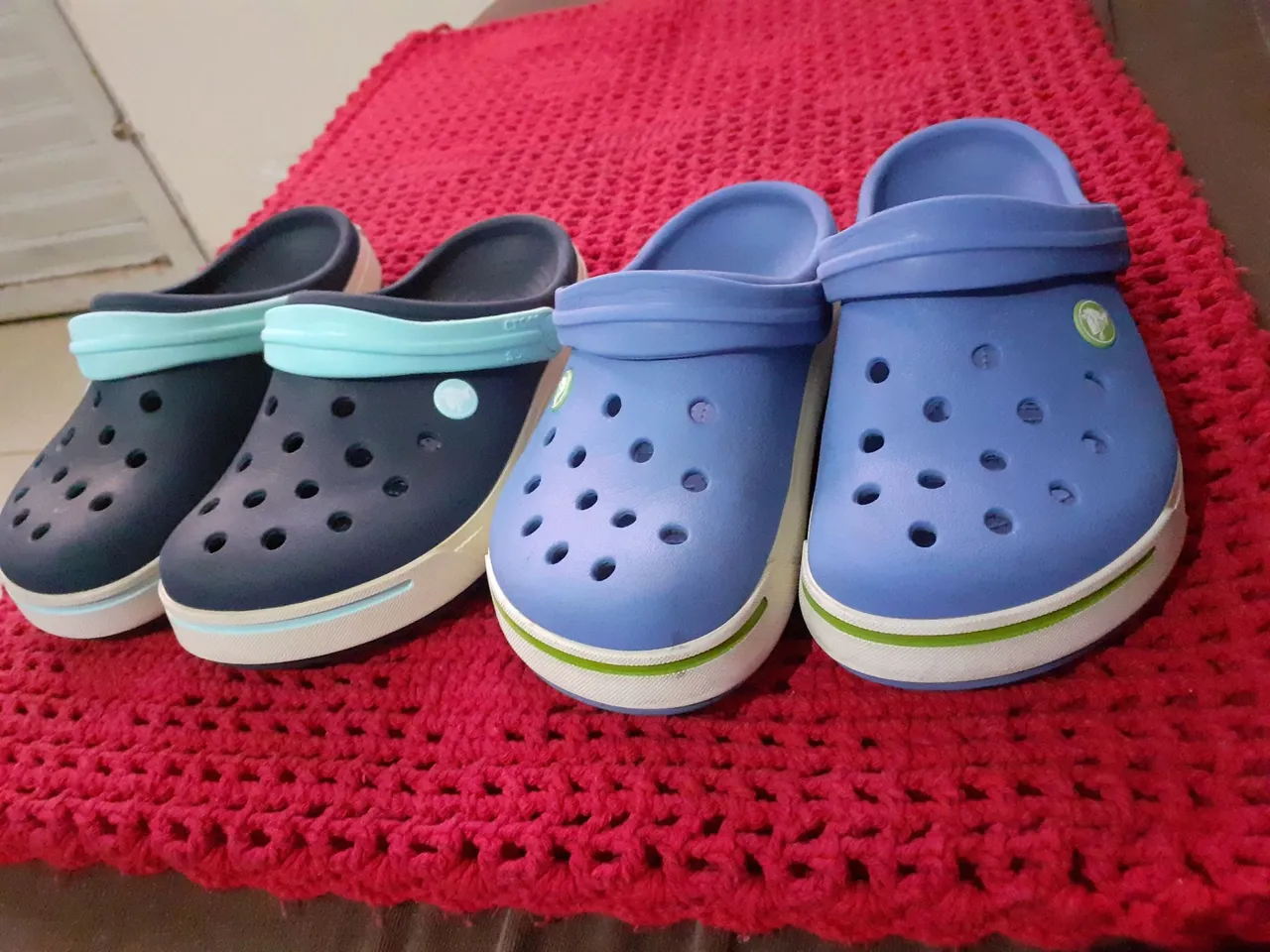 Crocs Azuis e Azul Marinho