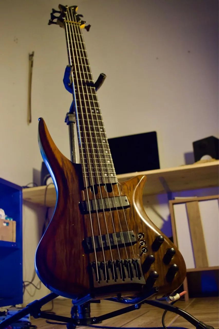 Baixo HMZ (luthier Zé Eduardo) de 6 cordas