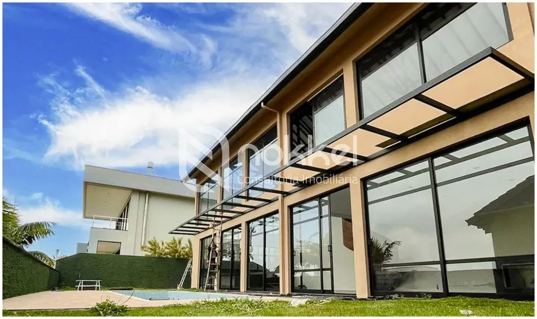 Casa de condomínio com 365 m², 5 quartos sendo 4 suítes à venda no bairro Granja Viana II.