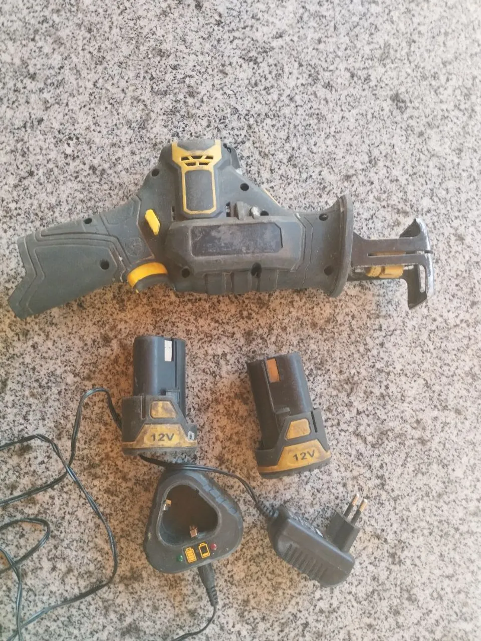 Serra sabre a bateria 12V com acessórios