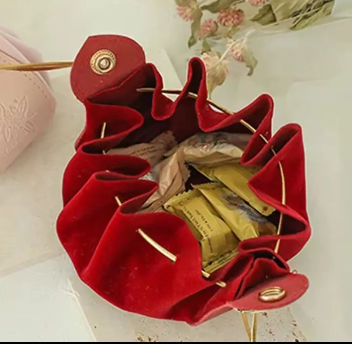 Saquinho com cordão e com detalhe em couro. - Foto 4