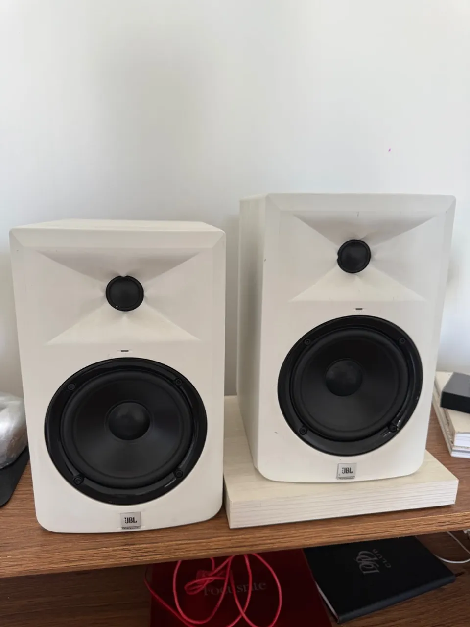 Cor branca RARA Monitores de áudio JBL profissionais Linear Spatial Reference 3 Series 305