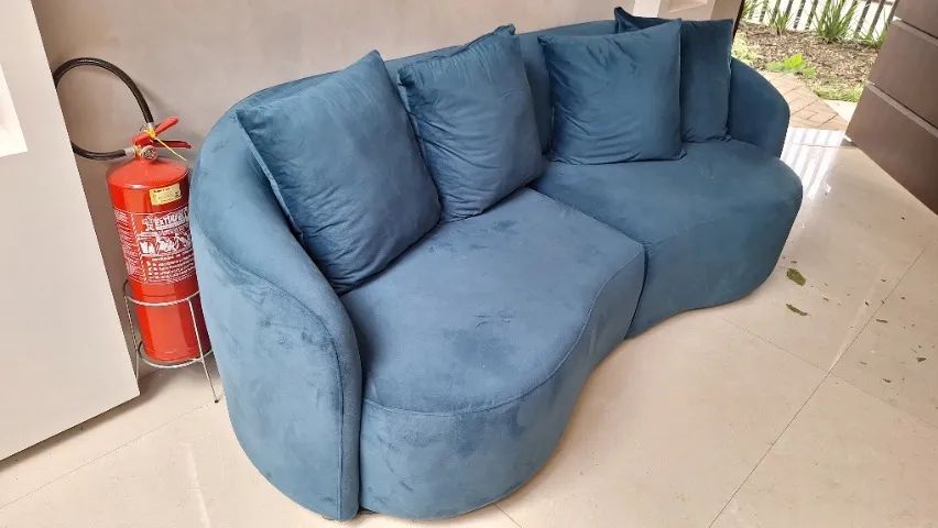 Sofá curvado em suede azul com almofadas - Foto 4