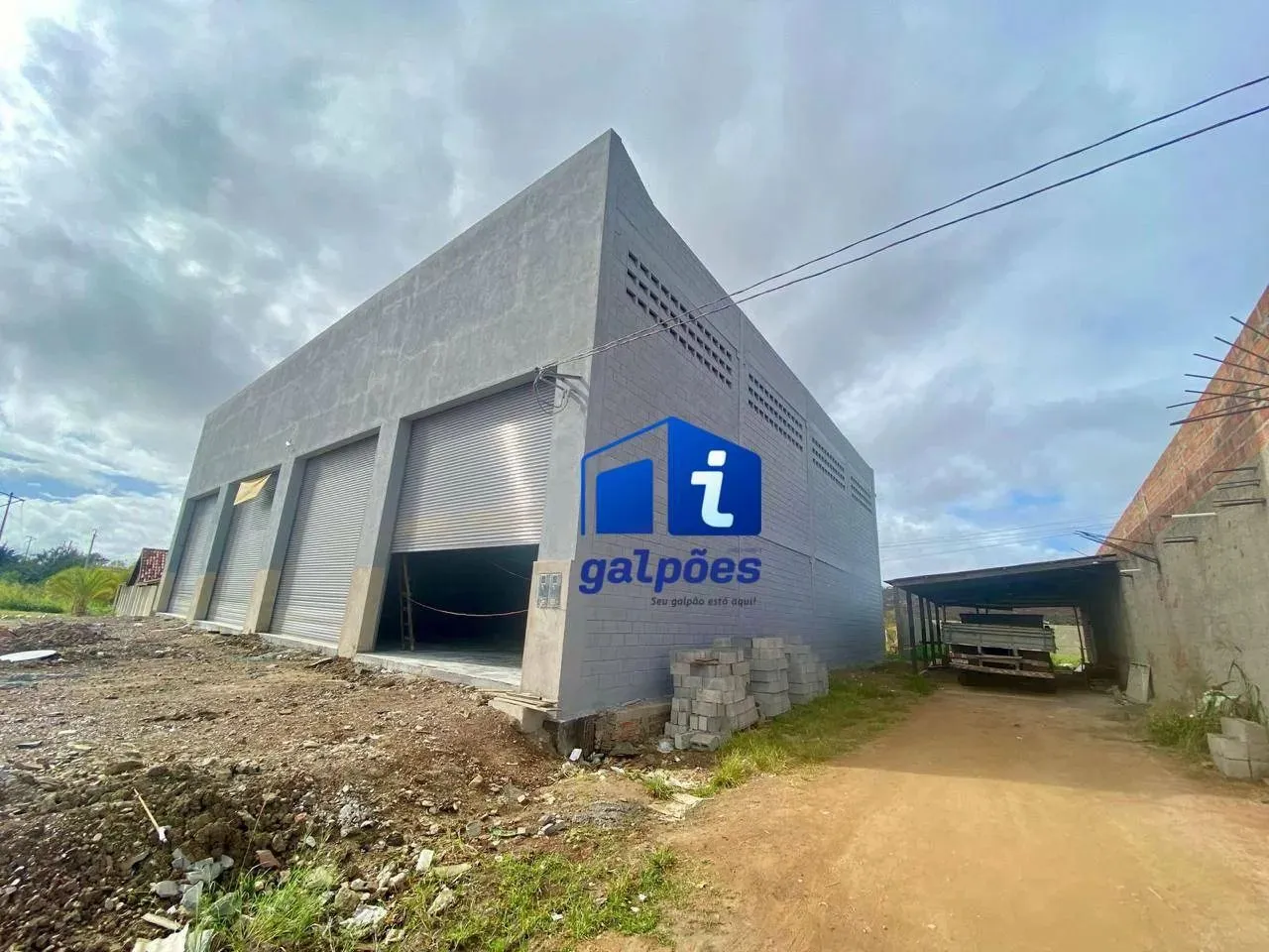 Galpão com 432 m² às margens da BR 232 em Sairé - PE