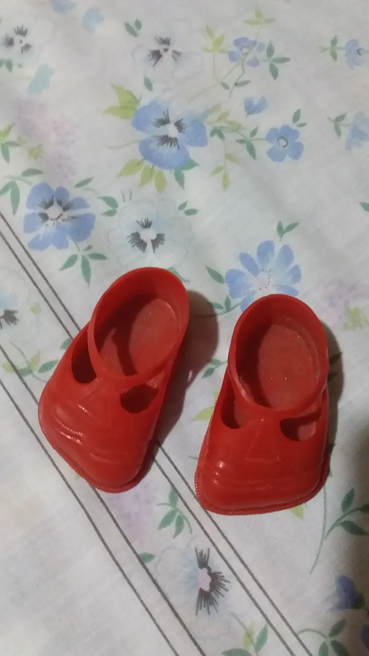 Sapatos vermelhos da ursa mãe Peposa antiga