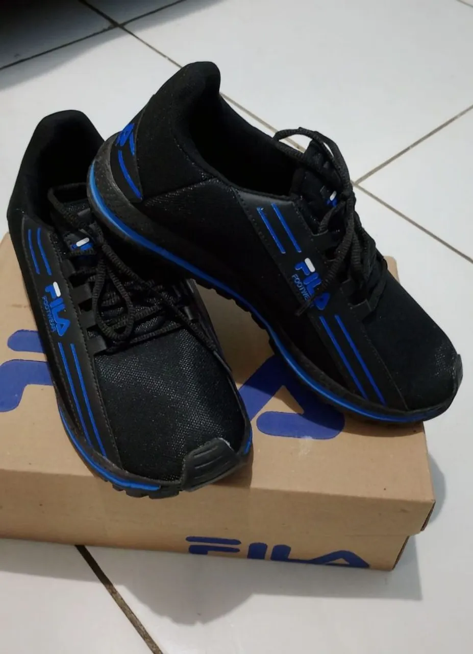 Tênis Fila Preto com Detalhes Azuis