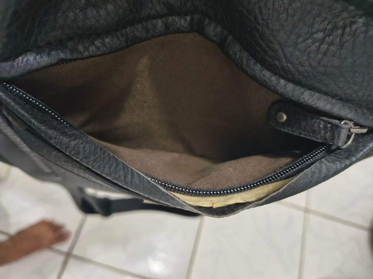 Bolsa masculina preta de ombro  - Foto 3
