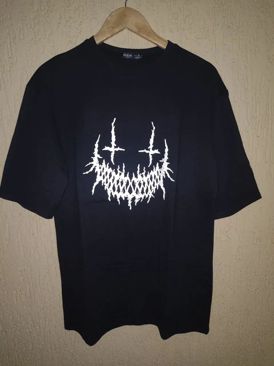 Camiseta Preta com Estampa de Caveira Sorridente