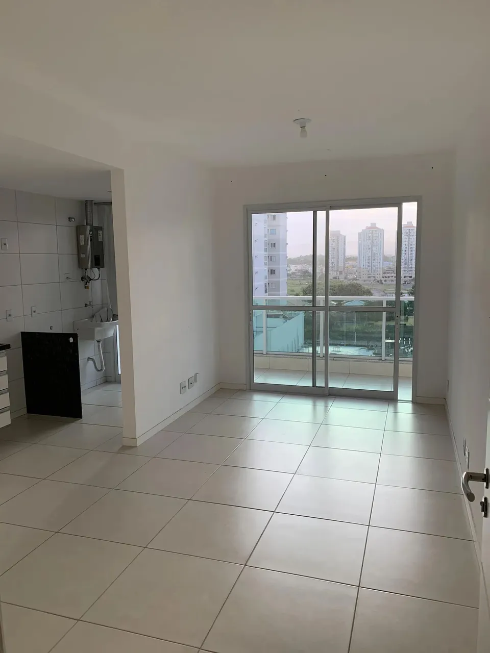 ALugo 1 quarto e sala com varanda grande, frente para a rua e predio de alto padrão