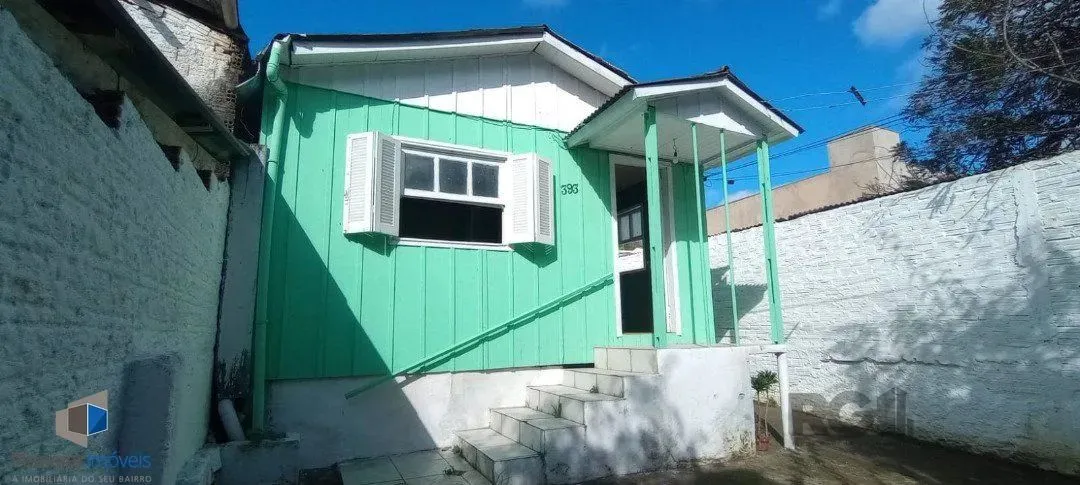 Casa térrea de 2 quartos, sala, cozinha, banheiro social e pátio.