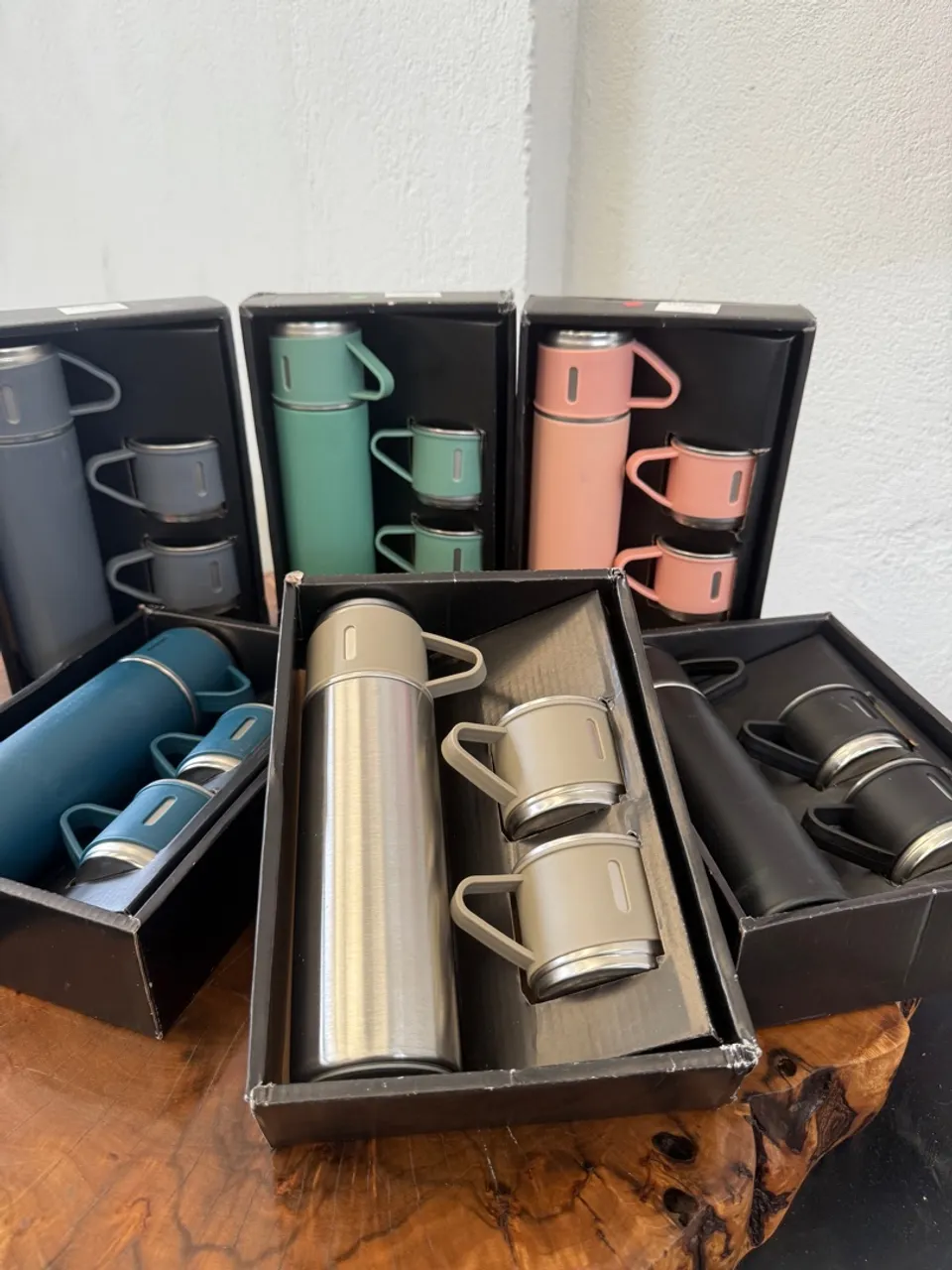 Kit de Garrafa Térmica com 3 Canecas