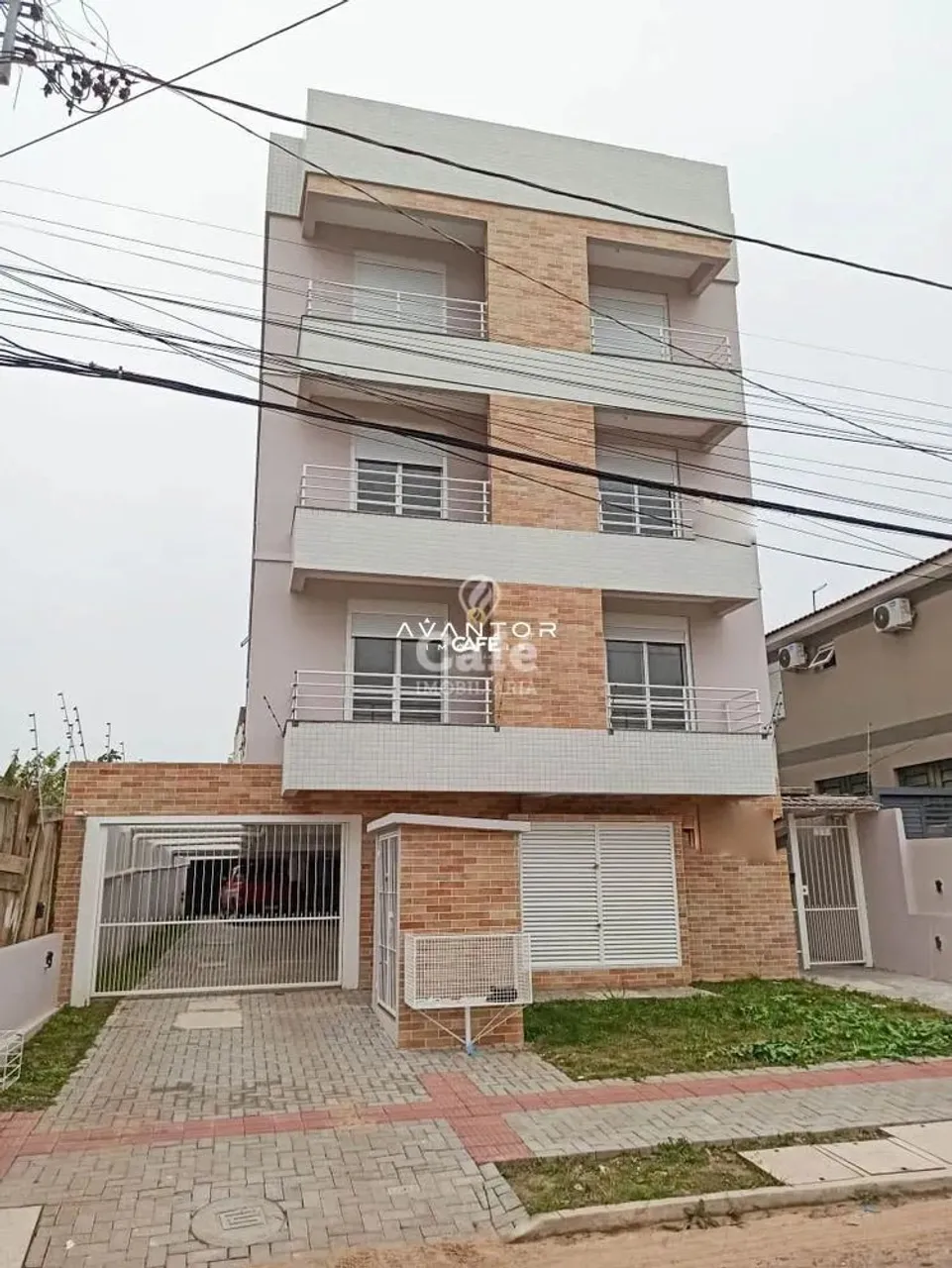 Apartamento Em Camobi De 2 Dormitórios, Sala De Estar, Banheiro Social, Cozinha,
