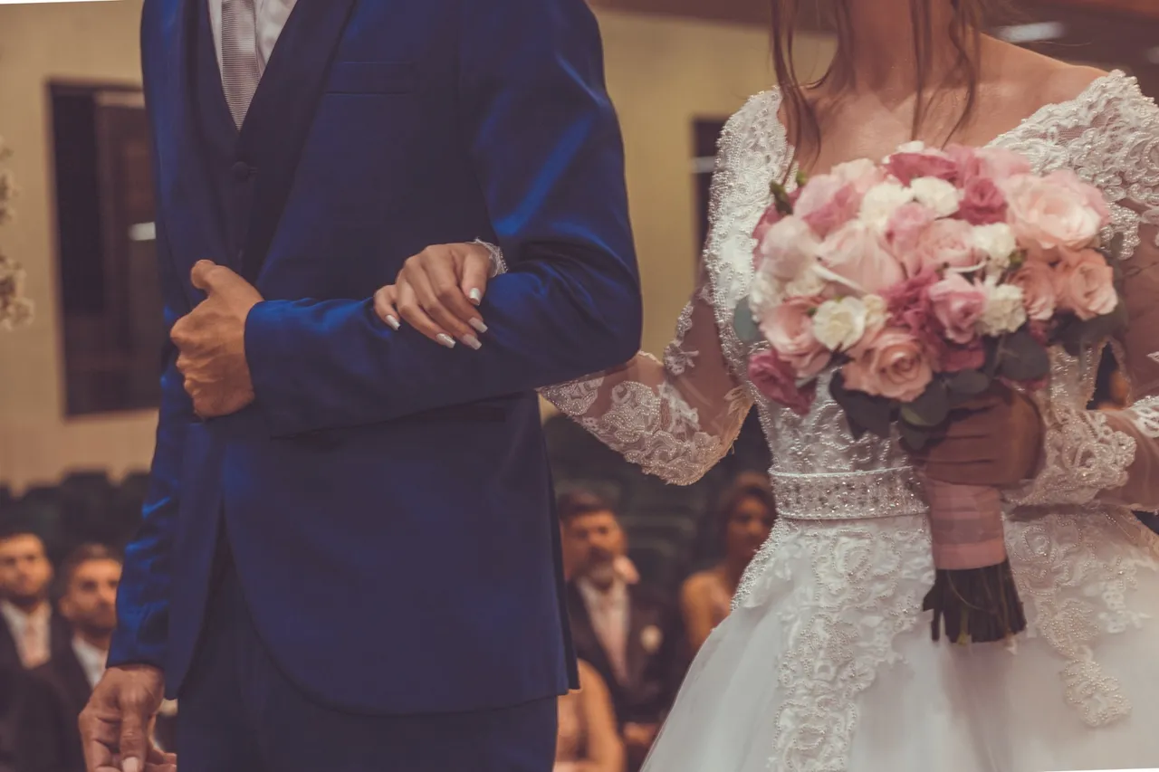 Vestido de noiva elegante, calda, véu e cinto brilhante