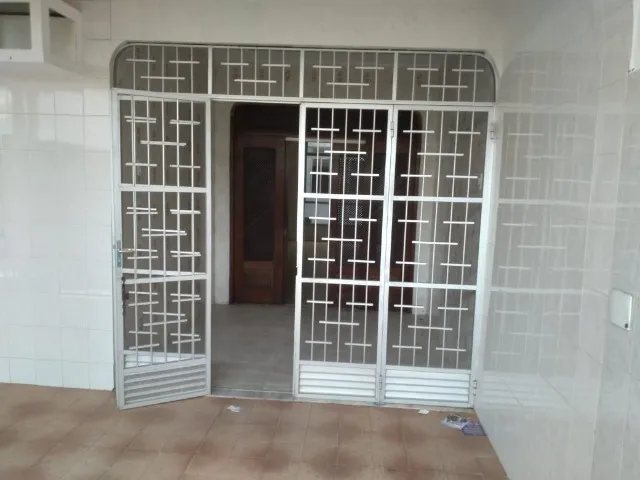 Alugo casa 4/4 no Leite Neto prox ao Shopping e a Cehop