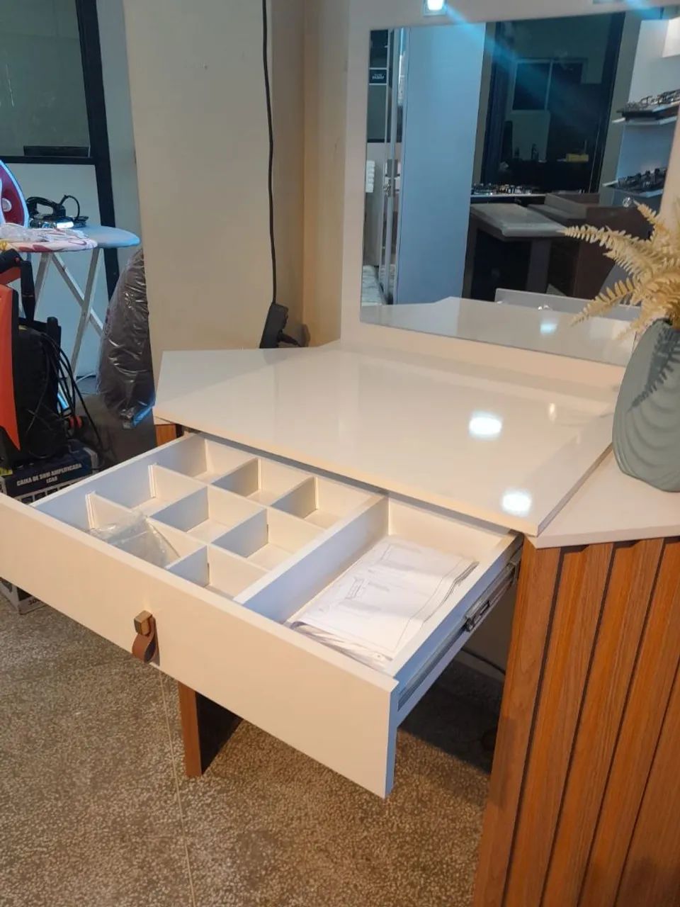 Penteadeira moderna com espelho e iluminação - Foto 2