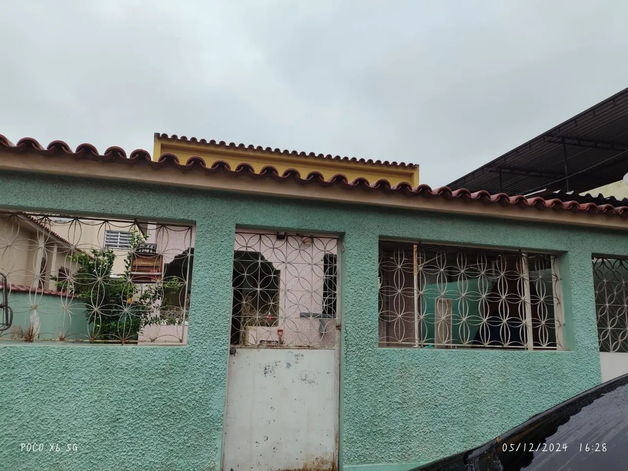 Vendo dois portões de 1 garagem e outro social e 2 grades - Foto 3