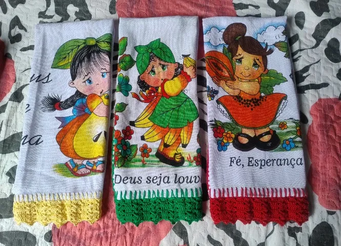 Pano de prato com bico de crochê