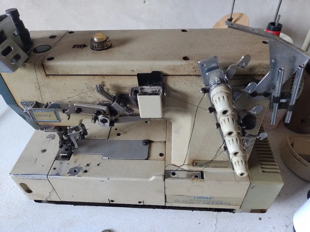 Máquina overloque industrial. - Foto 2