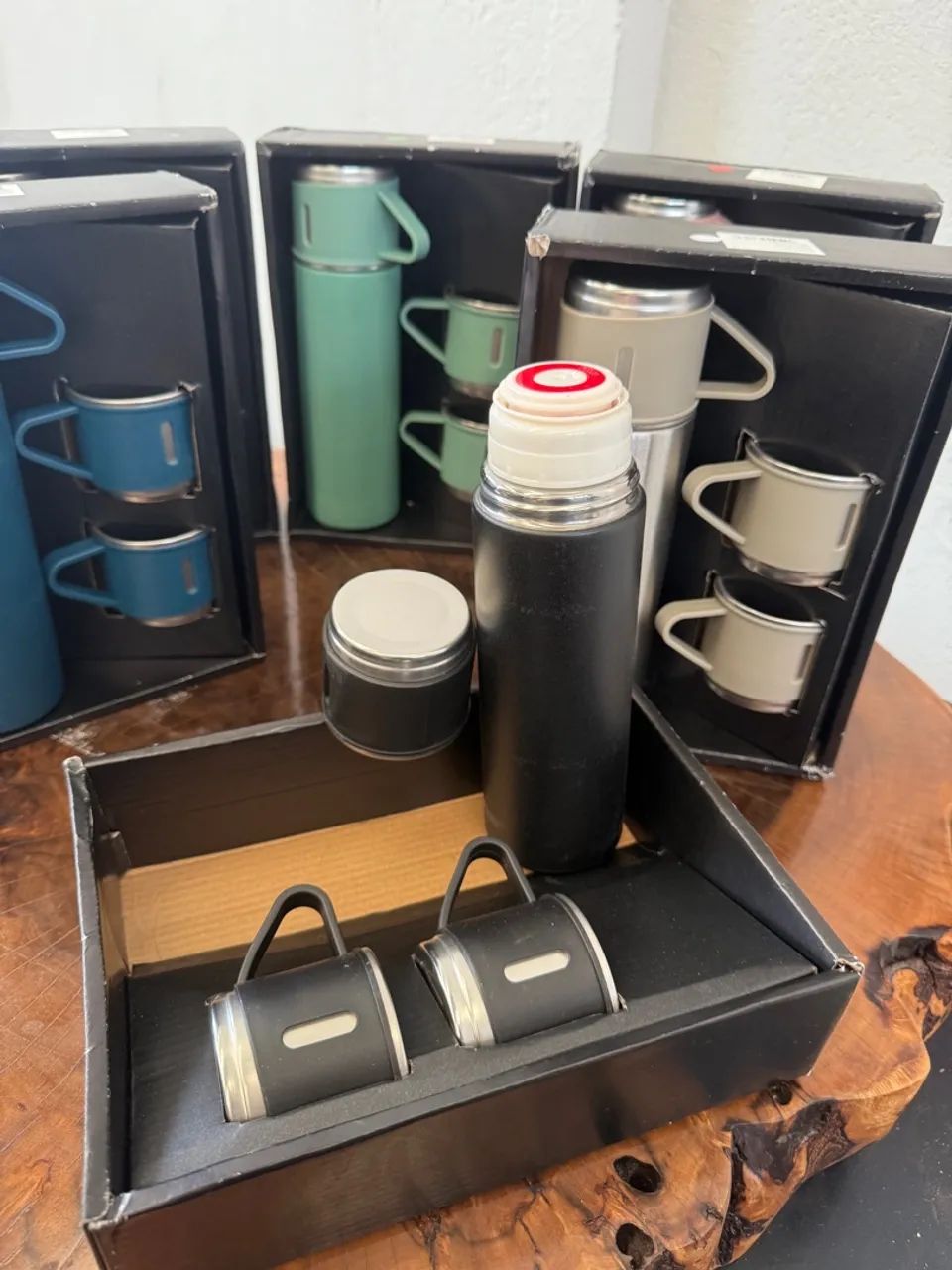 Kit de Garrafa Térmica com 3 Canecas - Foto 2