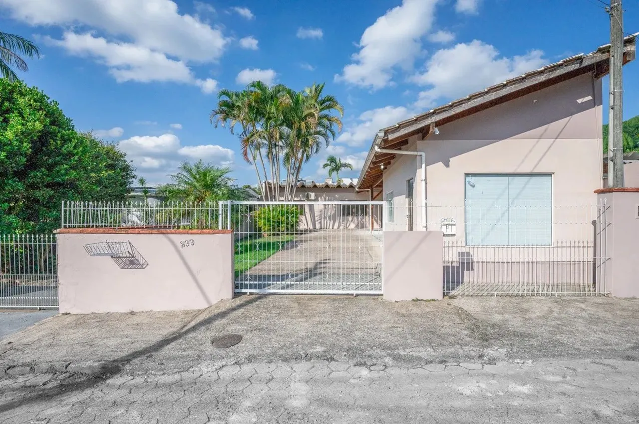 Ótima casa para locação no bairro velha.