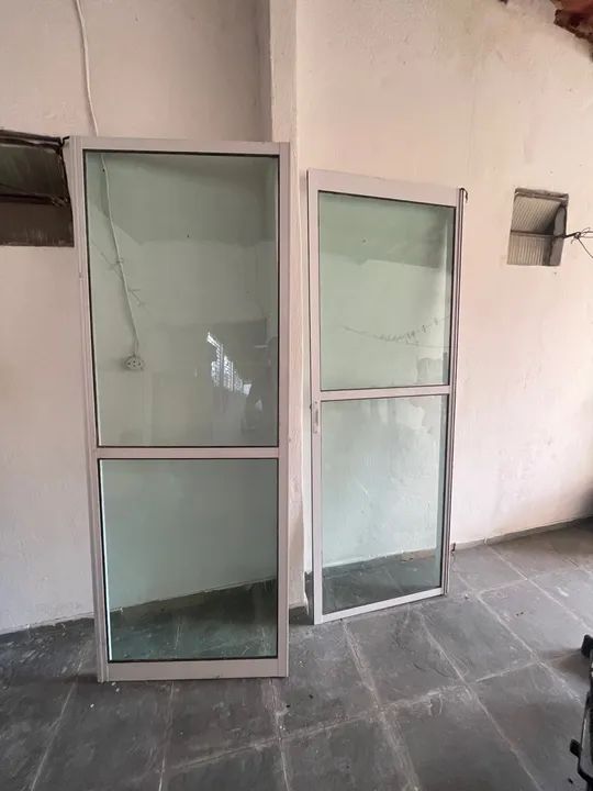 2 Portas de Vidro e Alumínio