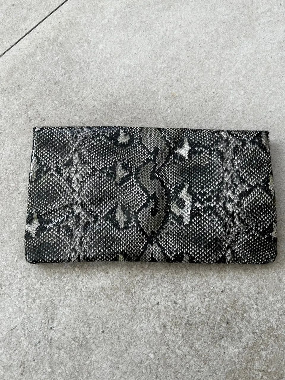 Bolsa Clutch Preta Couro Sintético com Detalhe Animal Print - Foto 3