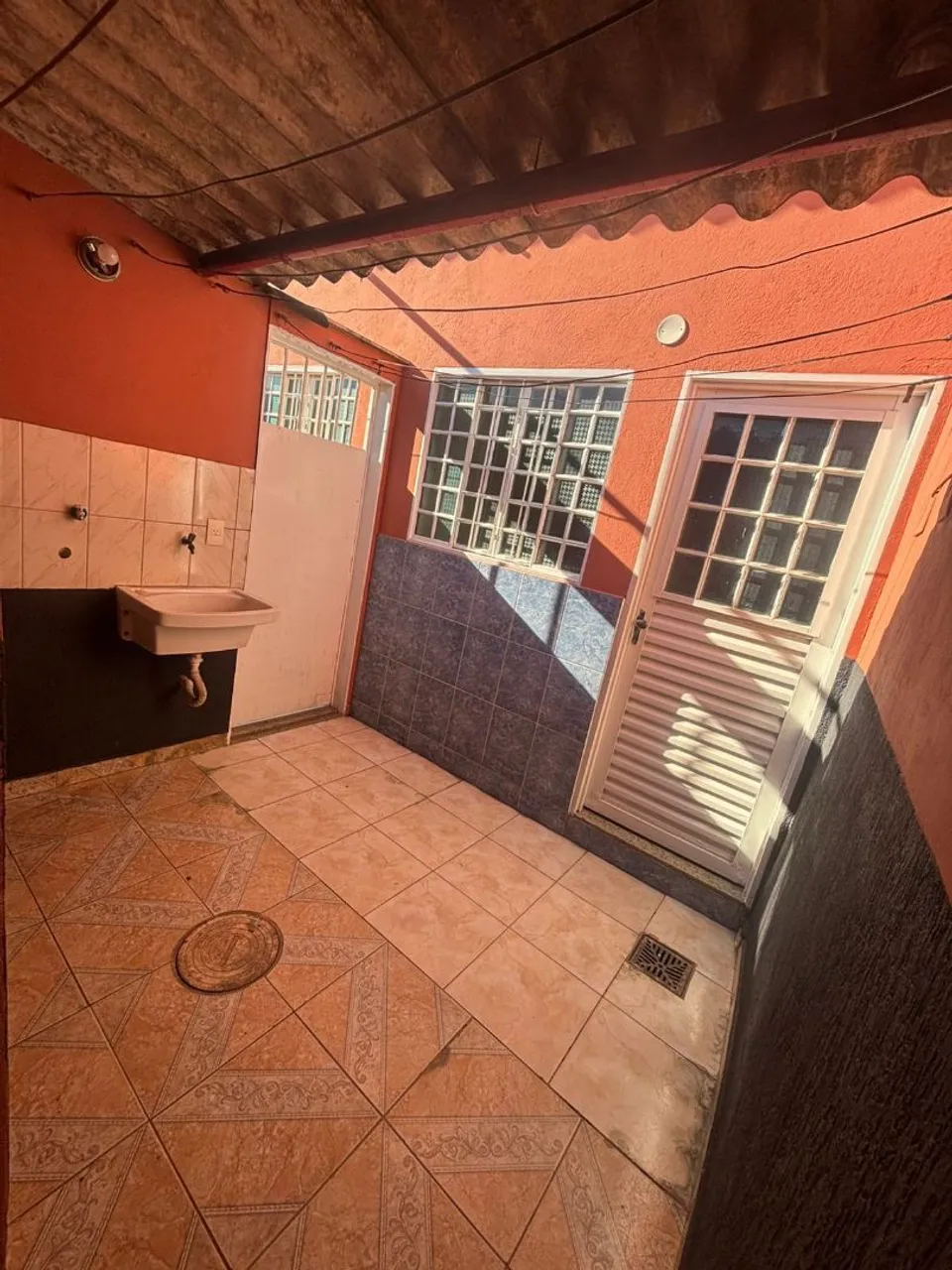 Alugo casa de fundos na Laje