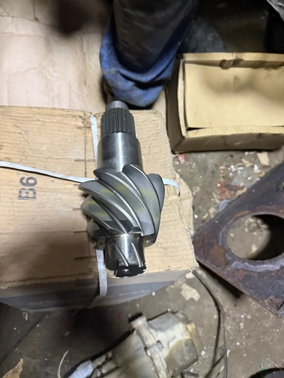 Coroa, peão e caixa satélite com nota fiscal - Foto 5