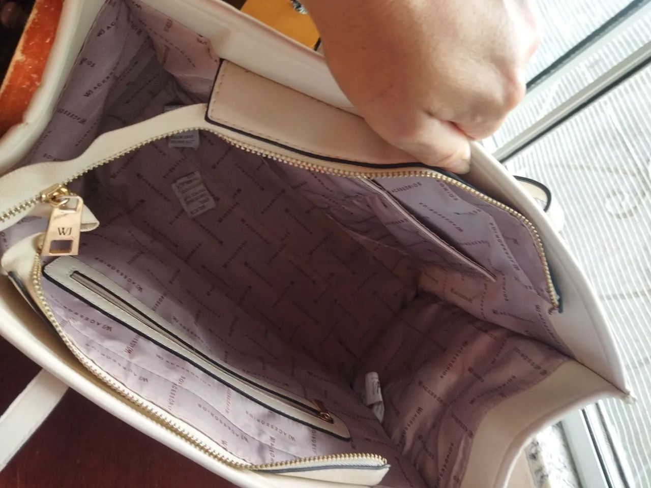 Bolsa de Ombro Bege com Padronagem - Foto 4