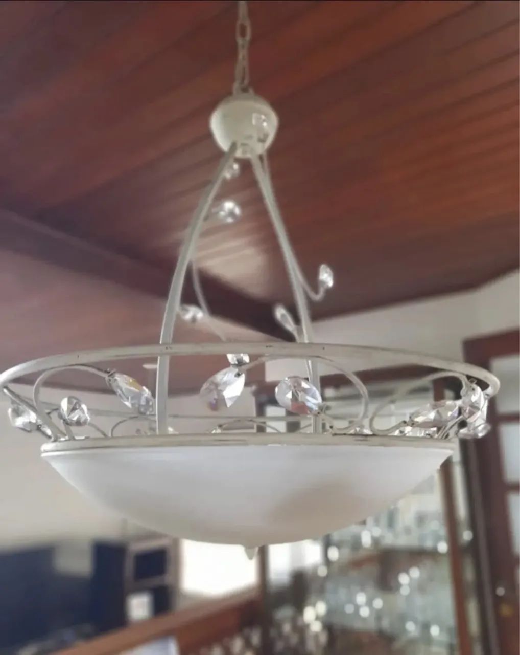 Lustre Elegante com Detalhes em Cristal - Foto 2