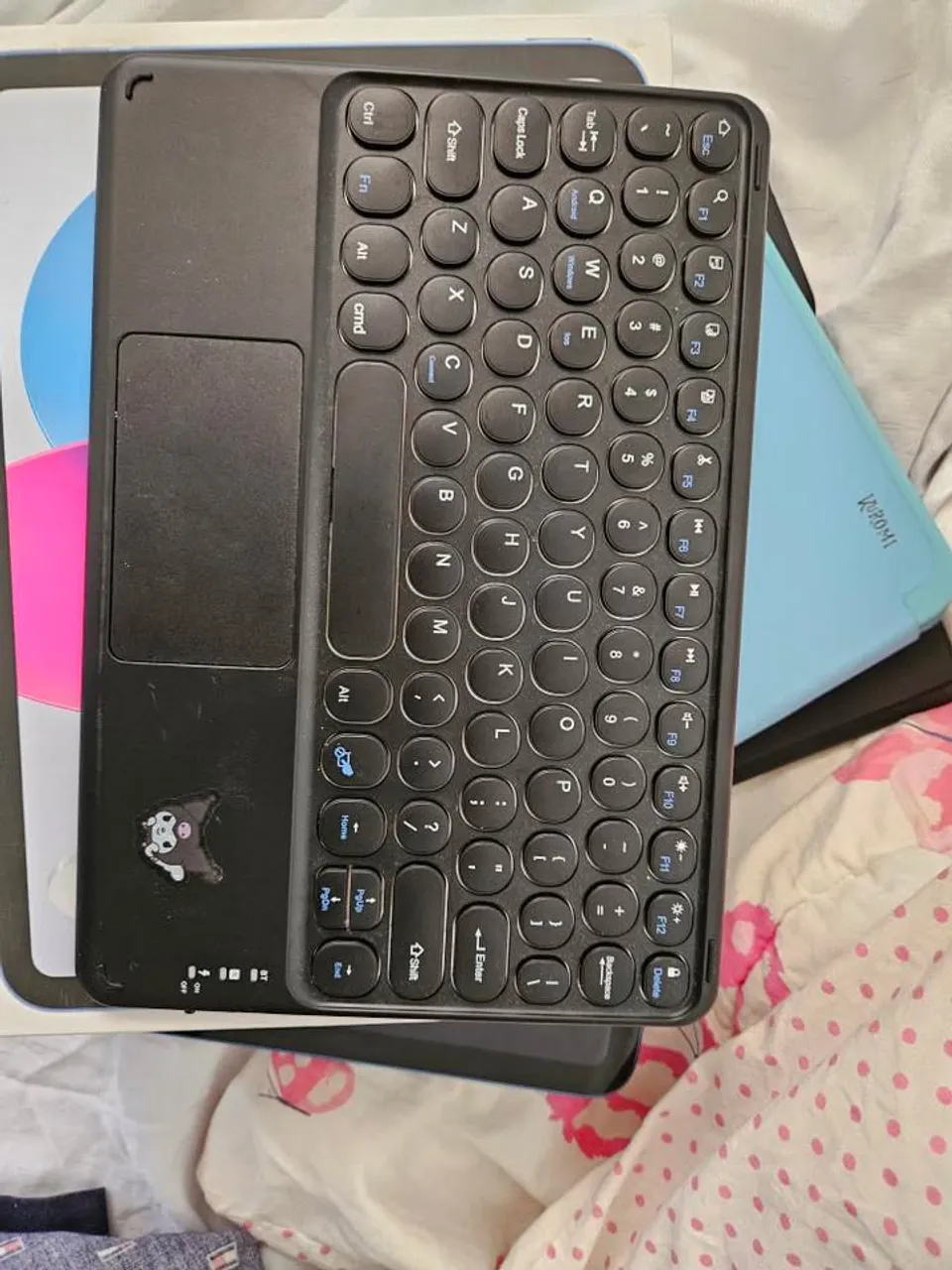 iPad com teclado Bluetooth e capa protetora