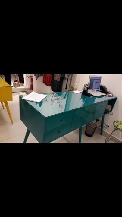 Balcão de atendimento em madeira e vidro