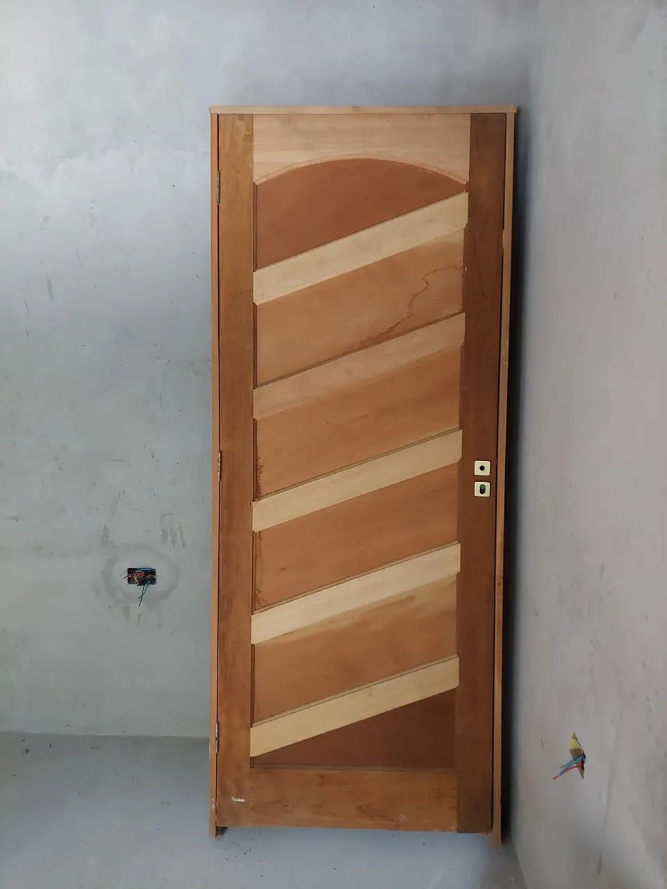  Vendo Porta de madeira maciça nova - Foto 4
