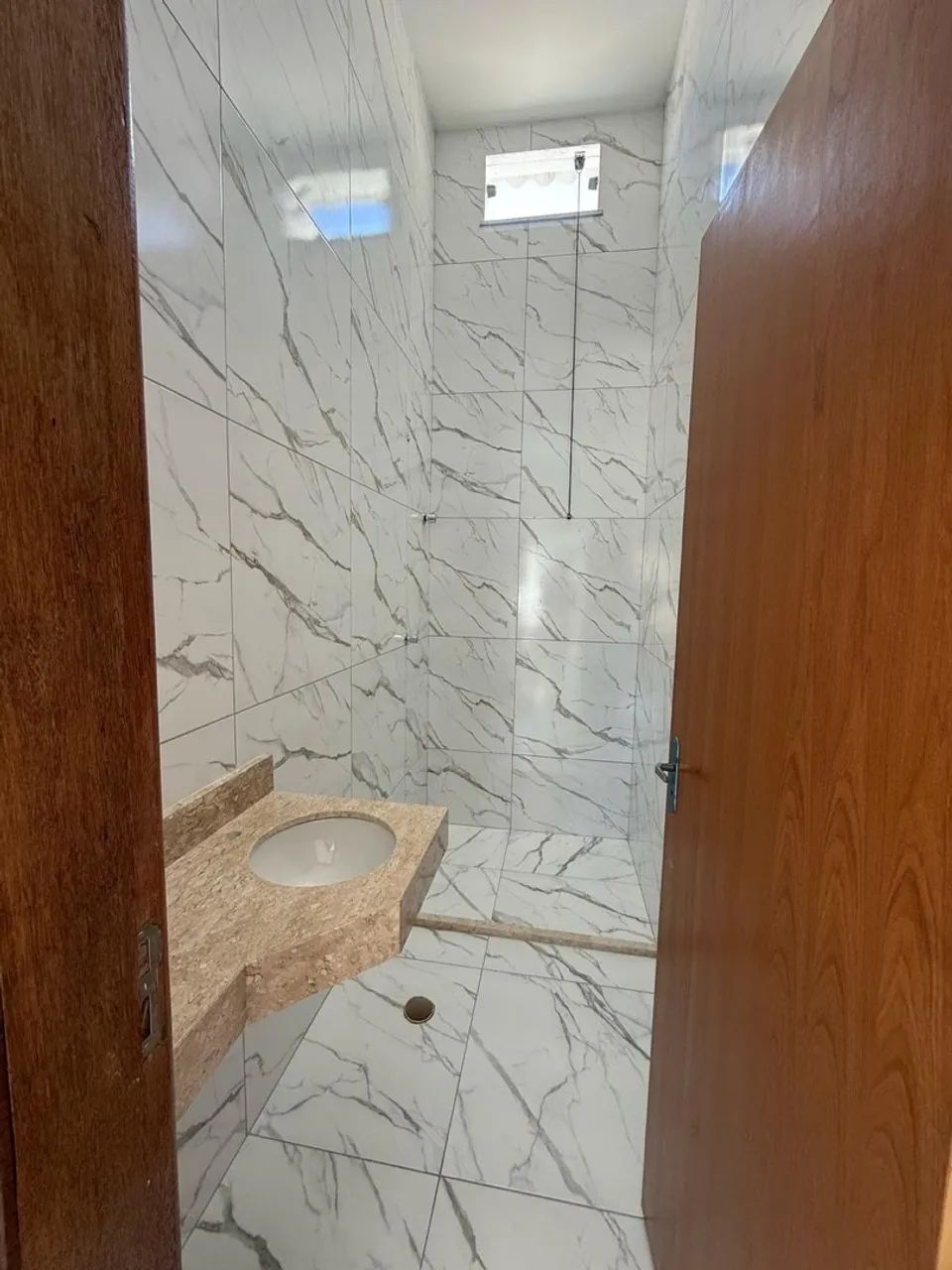 Casa 2/4, sendo uma supra, pe direito alto, toda no porcelanato - Foto 4