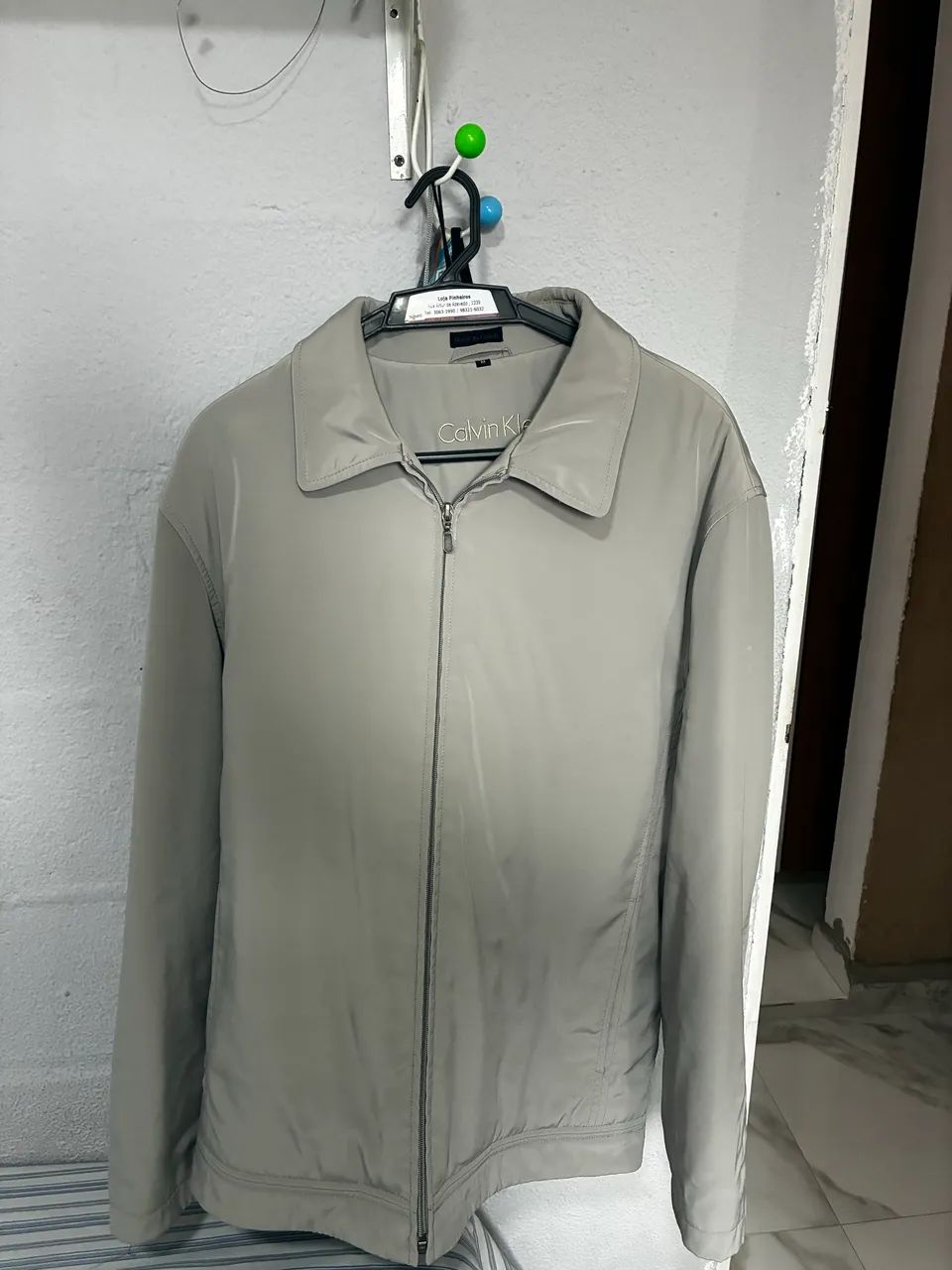 jaqueta Calvin Klein branca usada casual