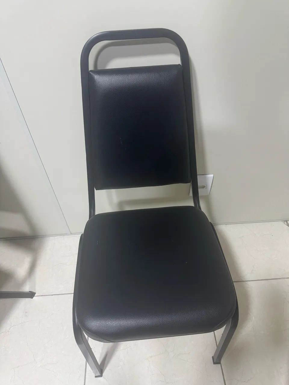 Cadeira com encosto e assento estofado 