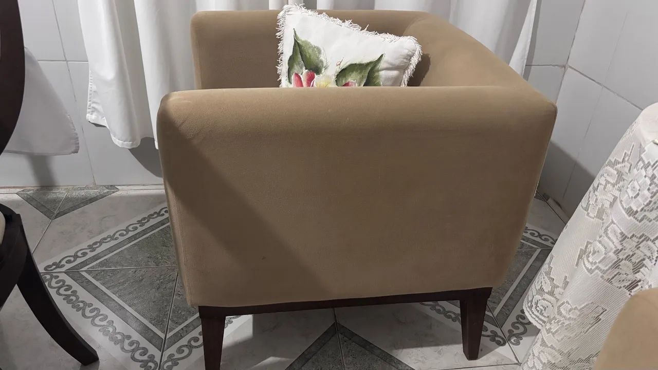 Poltronas?muito bem conservadas,(são duas e ,só vendo juntas) .