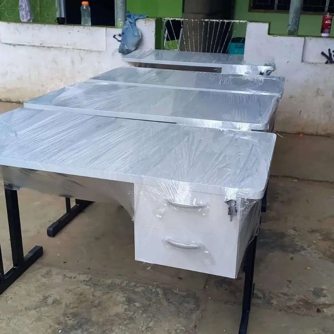 Mesa de escritório com duas gaveta.  - Foto 3