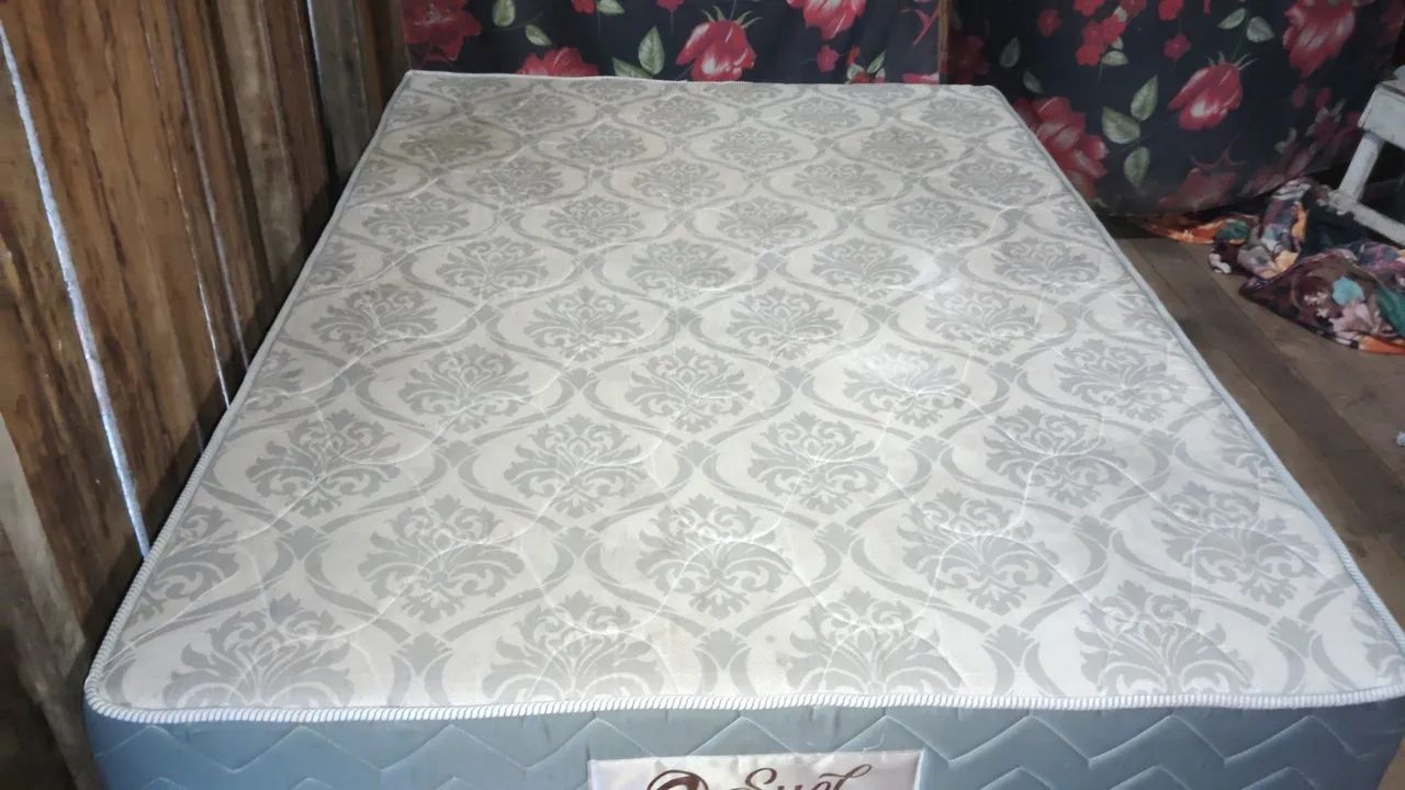 Cama box casal em ótimo estado 