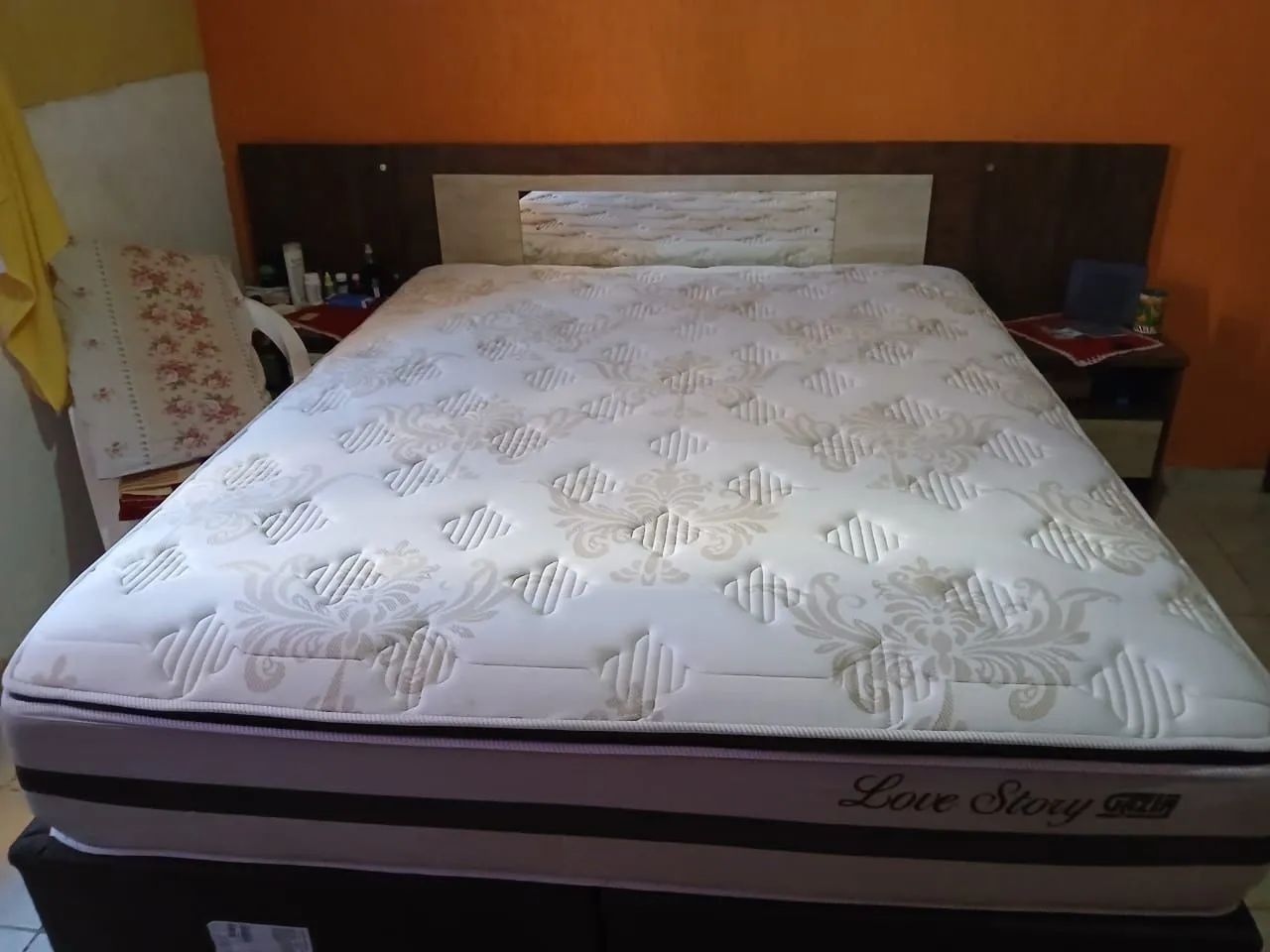 Vende -se uma cama com a cabeceira