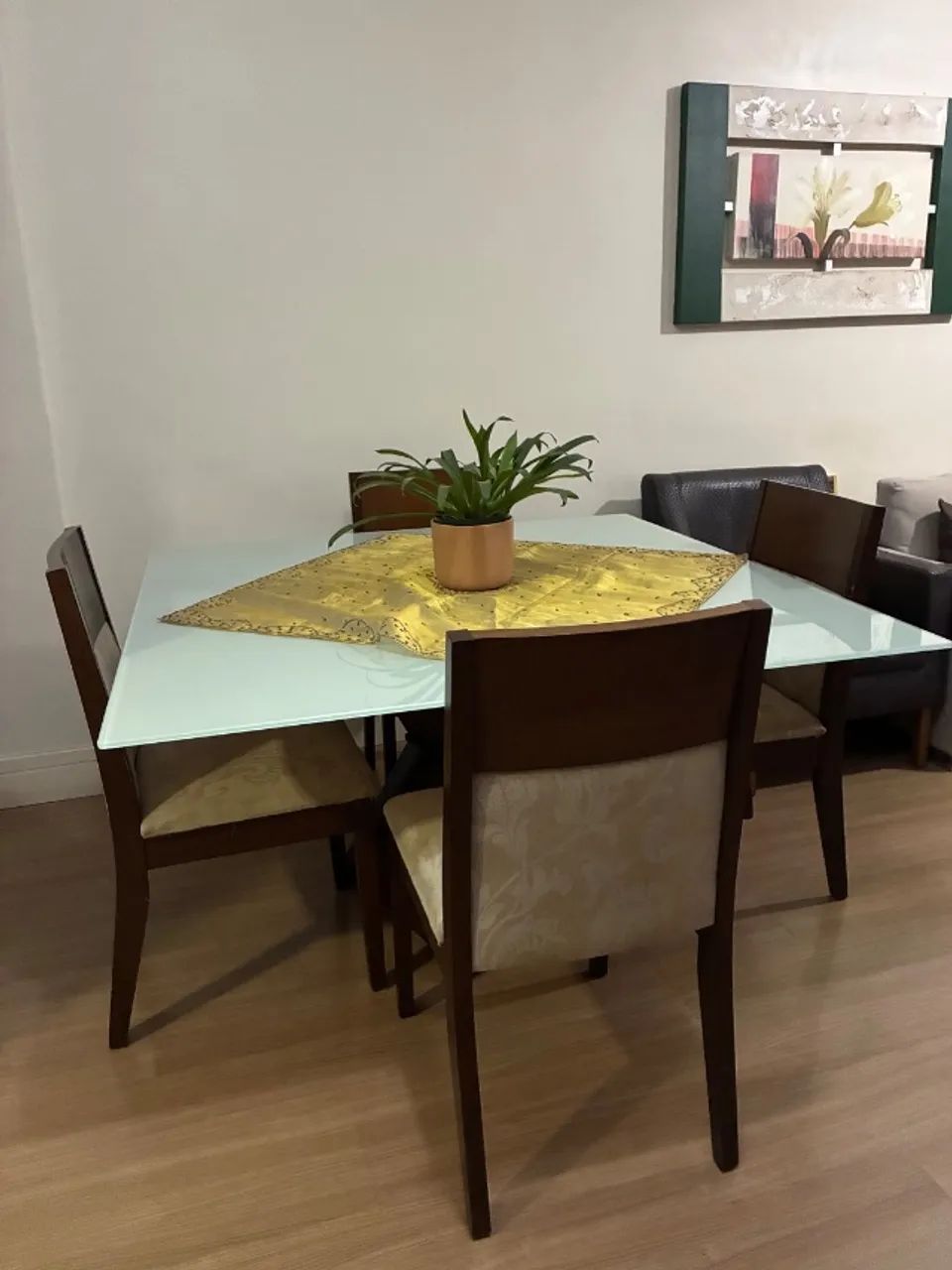 Mesa de jantar quadrada com 04 cadeiras - Foto 3