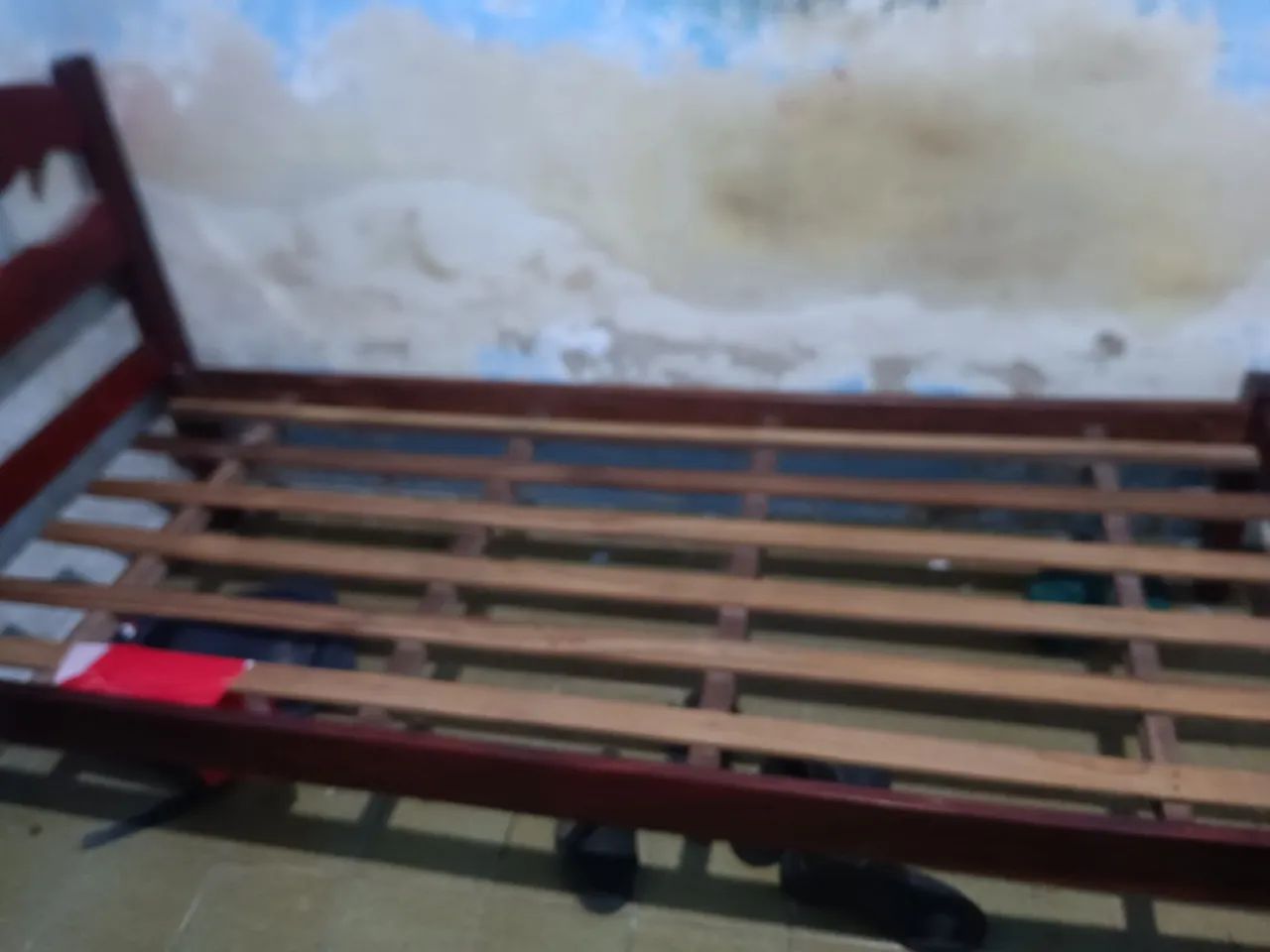 Cama de solteiro, uma de ferro e outra de madeira legítima - Foto 2