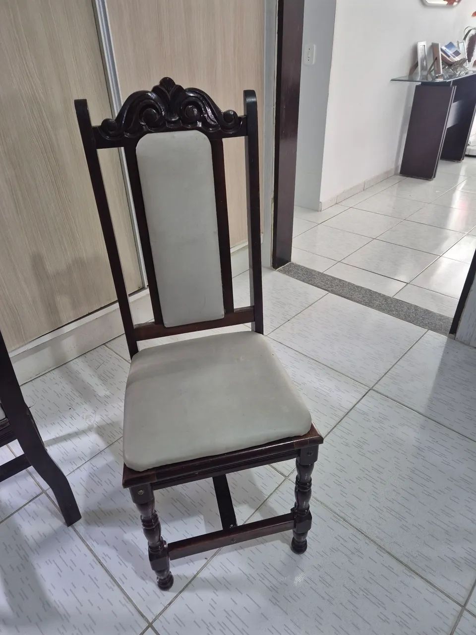MESA DE JANTAR COM 6 CADEIRAS - MADEIRA MACIÇA - Foto 3
