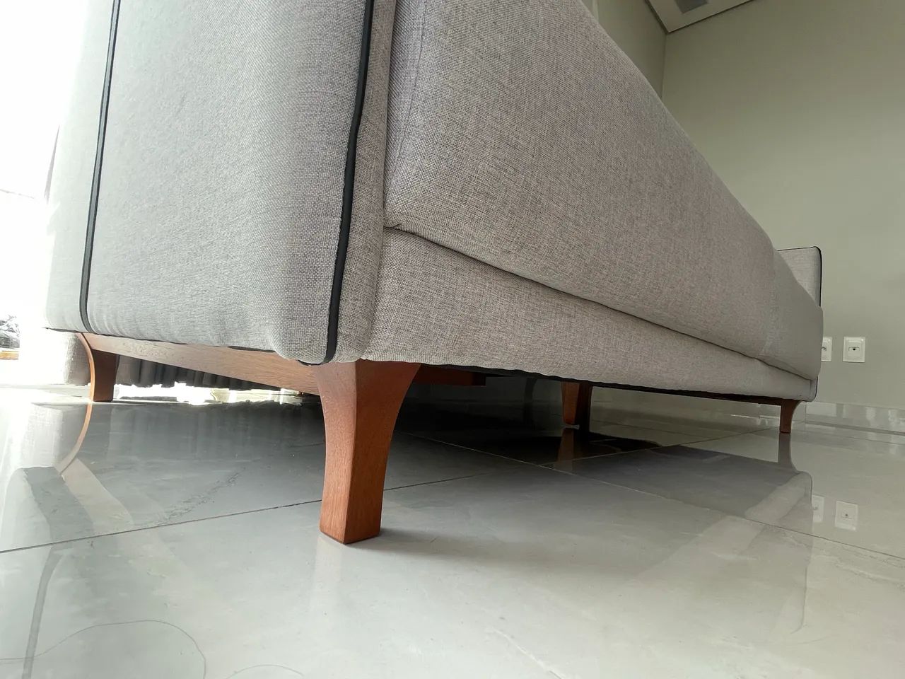 Sofá com almofadas linho cinza - Detalhes em couro preto - Foto 5