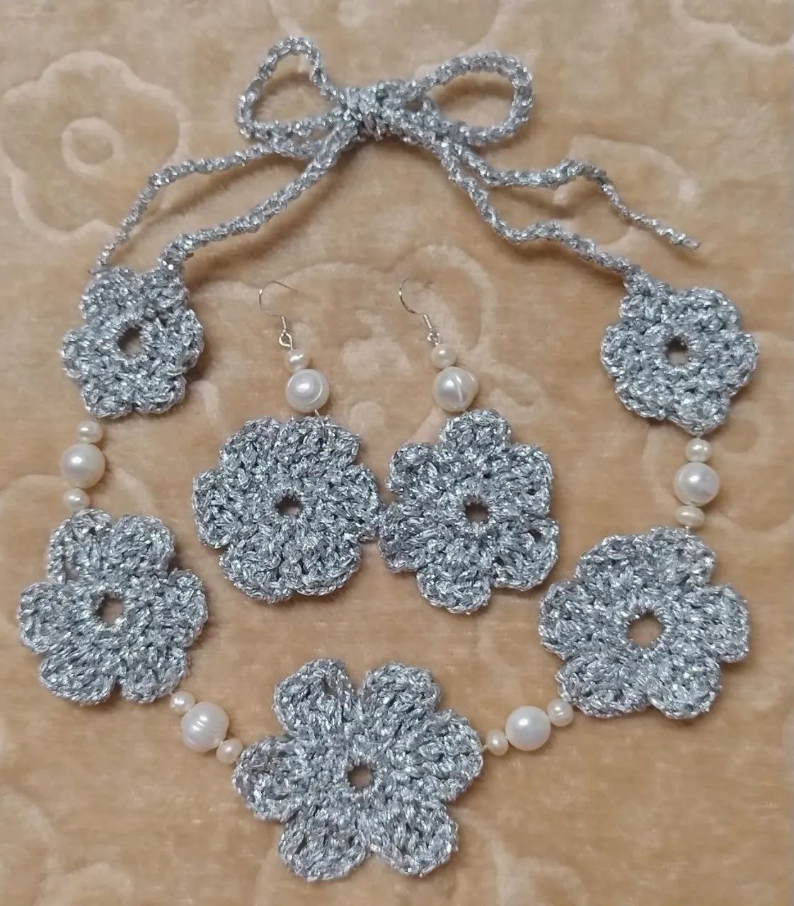 Conjunto de choker e brincos com detalhes em prata 925 e pérolas naturais.prata 