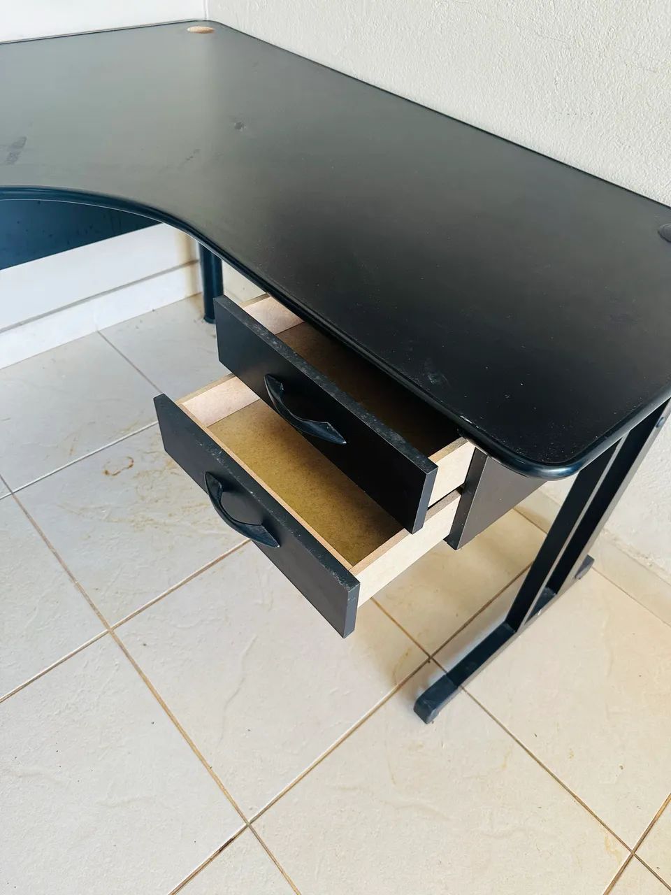 Mesa preta em L com 2 gavetas - ideal para home office, estudo ou apoio - Foto 3