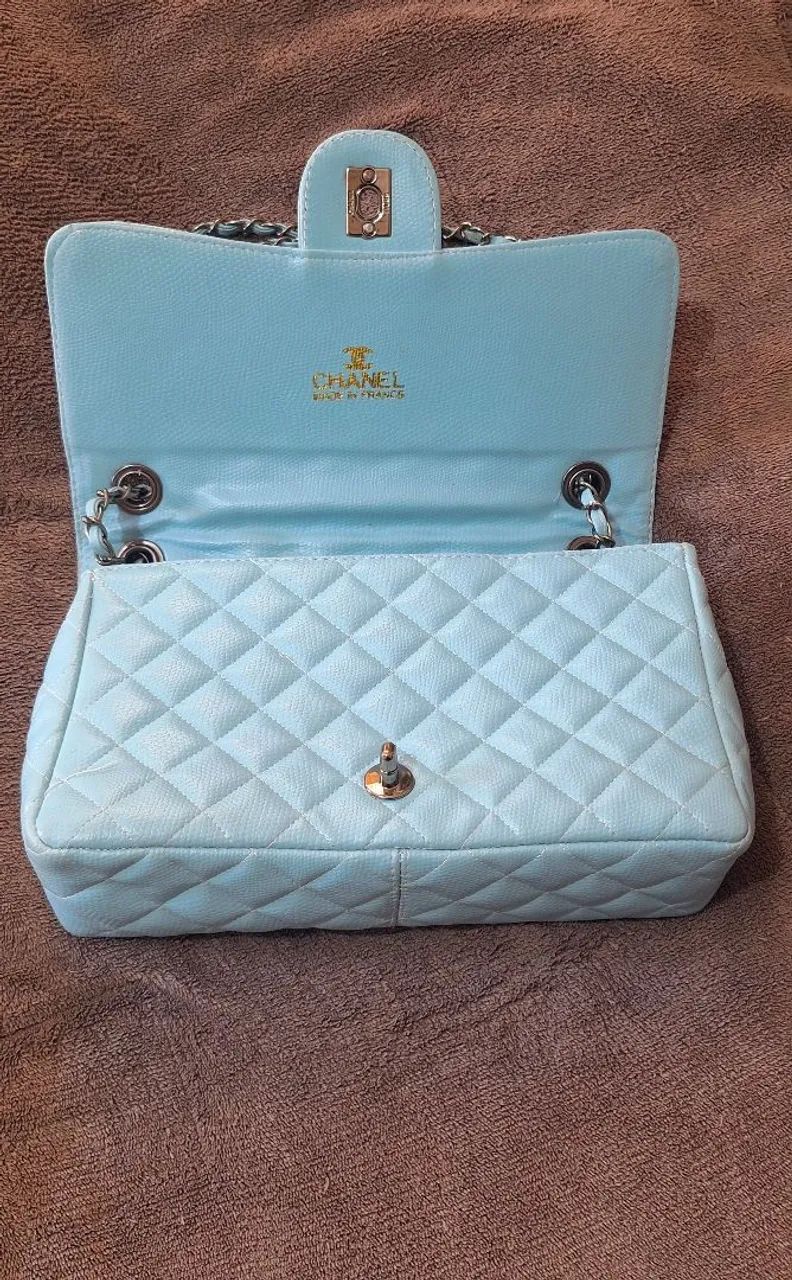 Bolsa da Chanel cor azul com alca trabalhada com corrente  - Foto 3